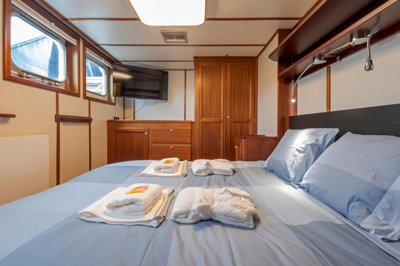 Luxury Boat Hotel 산트 아드리아 데 베소스 외부 사진