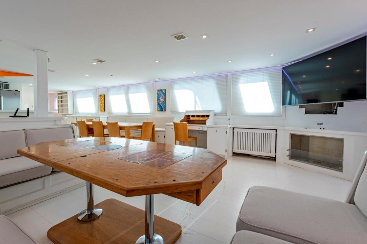 Luxury Boat Hotel 산트 아드리아 데 베소스 외부 사진